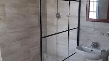 Deluxe Suite, Balcony, Mountain View | Bilik Mandi | Selipar, tuala disediakan, sabun, syampu