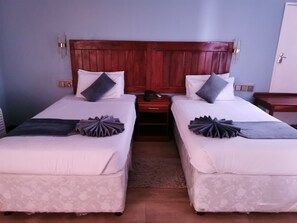 Habitación con 2 camas individuales, vista a la montaña | Escritorio y espacio para trabajar con laptop