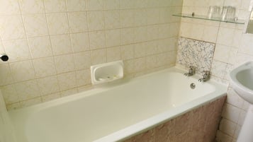 Suite – deluxe, balkong, fjellutsikt | Bad | Tøfler, håndklær, såpe og sjampo