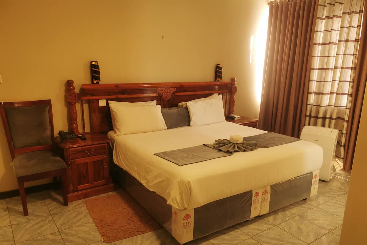 Suite Deluxe, balcón, vista a la montaña | Escritorio y espacio para trabajar con laptop