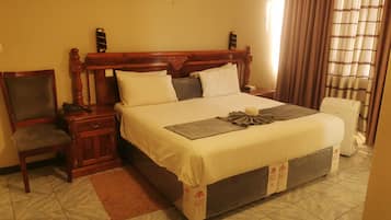 Suite – deluxe, balkong, fjellutsikt | Skrivebord, skrivebord for bærbar PC og strykejern/-brett