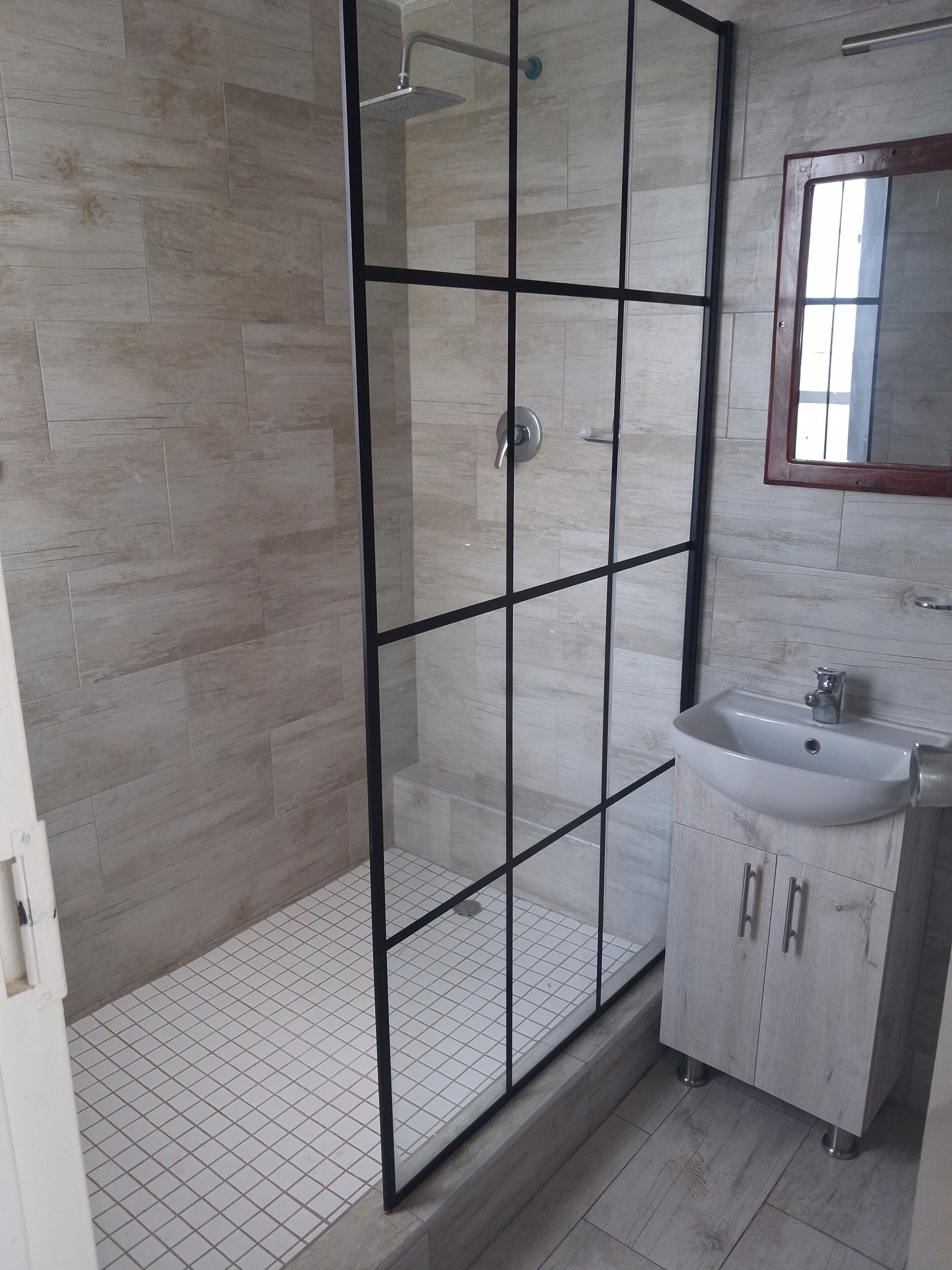 Suite Deluxe, balcón, vista a la montaña | Baño | Pantuflas, toallas, jabón, shampoo 