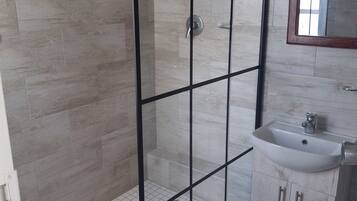 Suite Deluxe, balcón, vista a la montaña | Baño | Pantuflas, toallas, jabón, shampoo