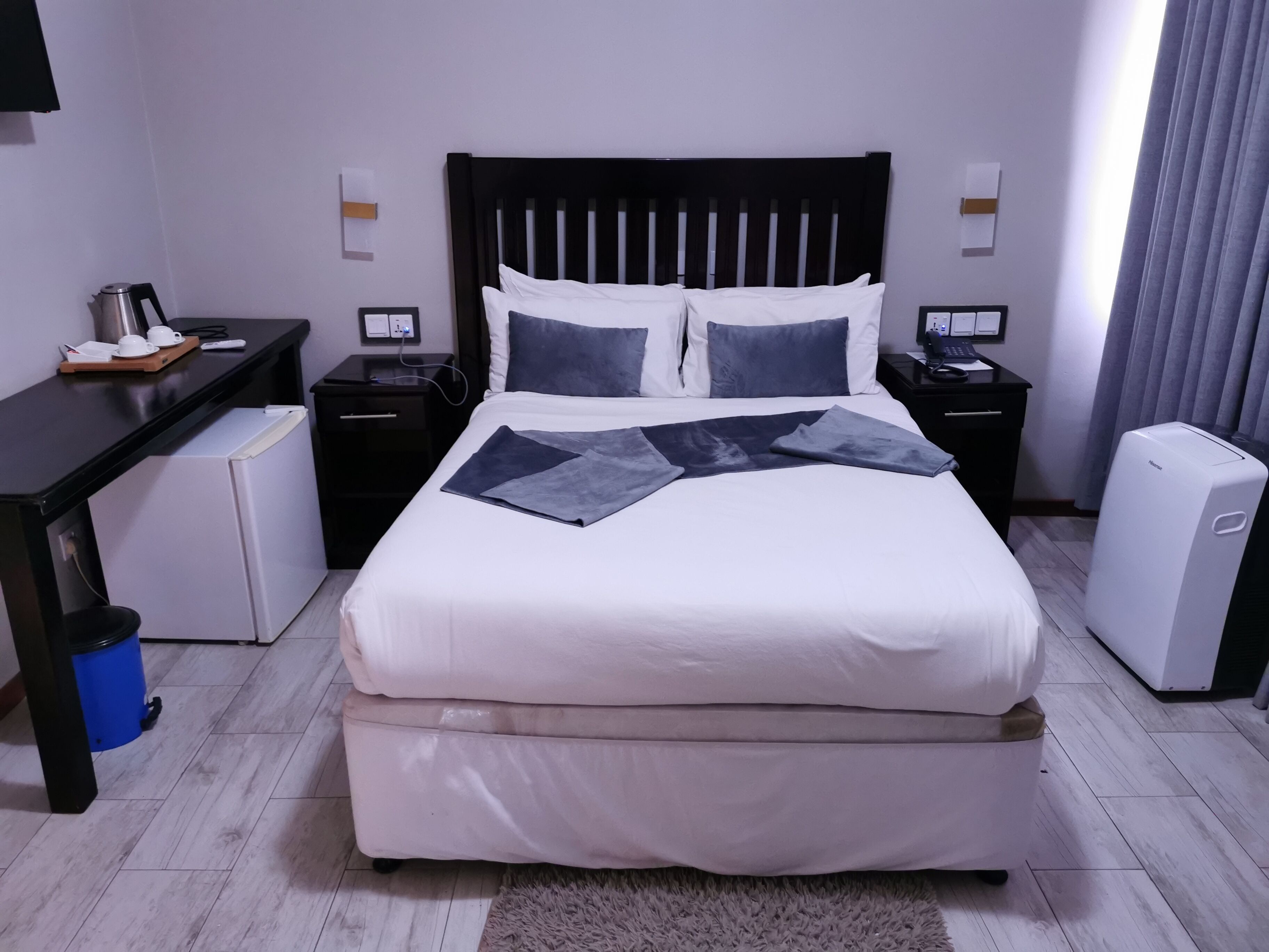 Habitación doble | Escritorio y espacio para trabajar con laptop 