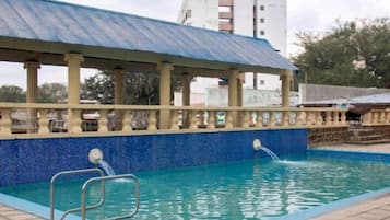 Kolam renang terbuka
