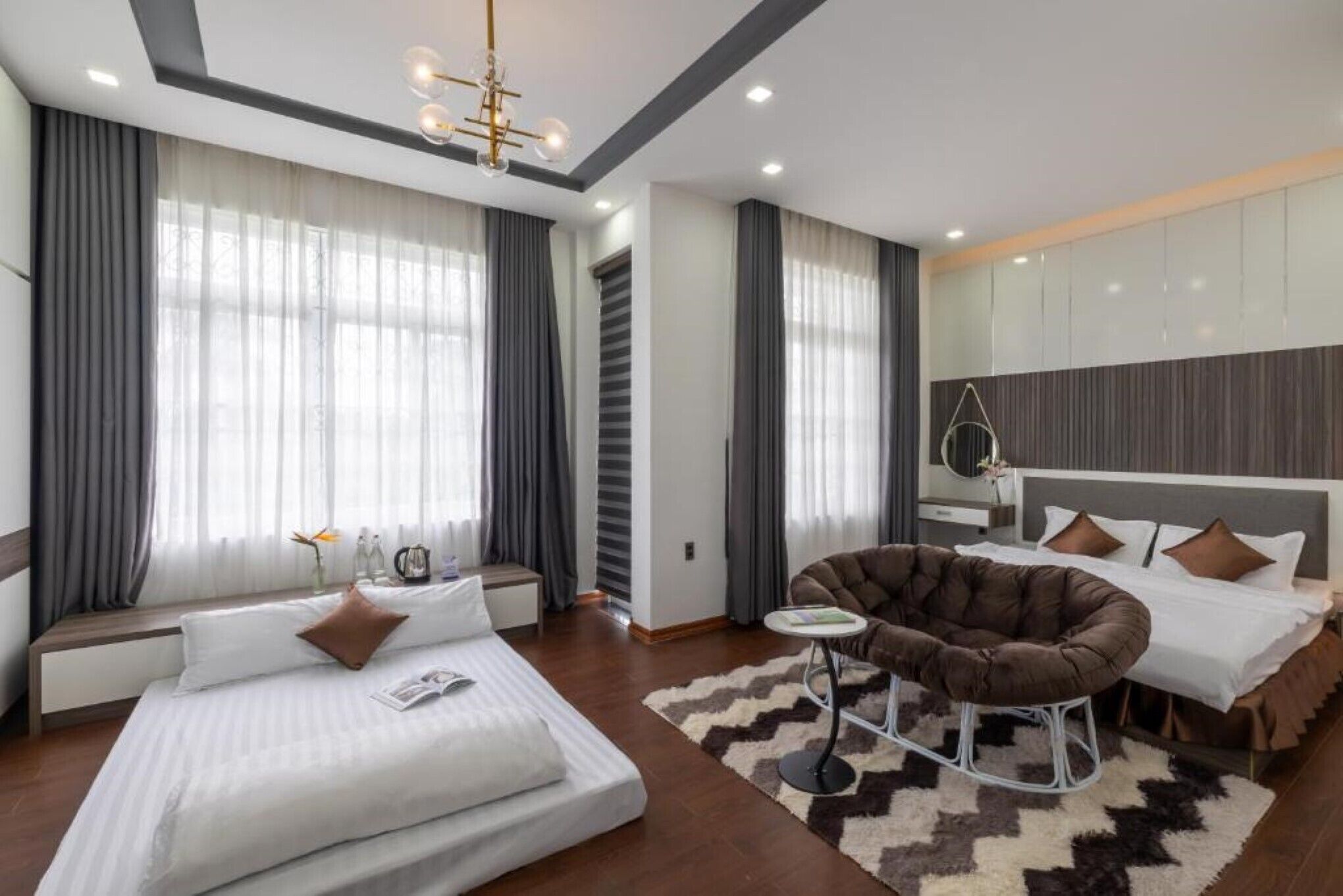 Vierbettzimmer, Balkon | Minibar, Verdunkelungsvorhänge, schallisolierte Zimmer, kostenloses WLAN