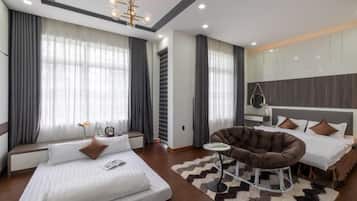 Vierbettzimmer, Balkon | Minibar, Verdunkelungsvorhänge, schallisolierte Zimmer, kostenloses WLAN