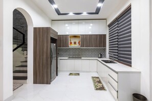 Refrigerador em uma área comum, micro-ondas em uma área comum