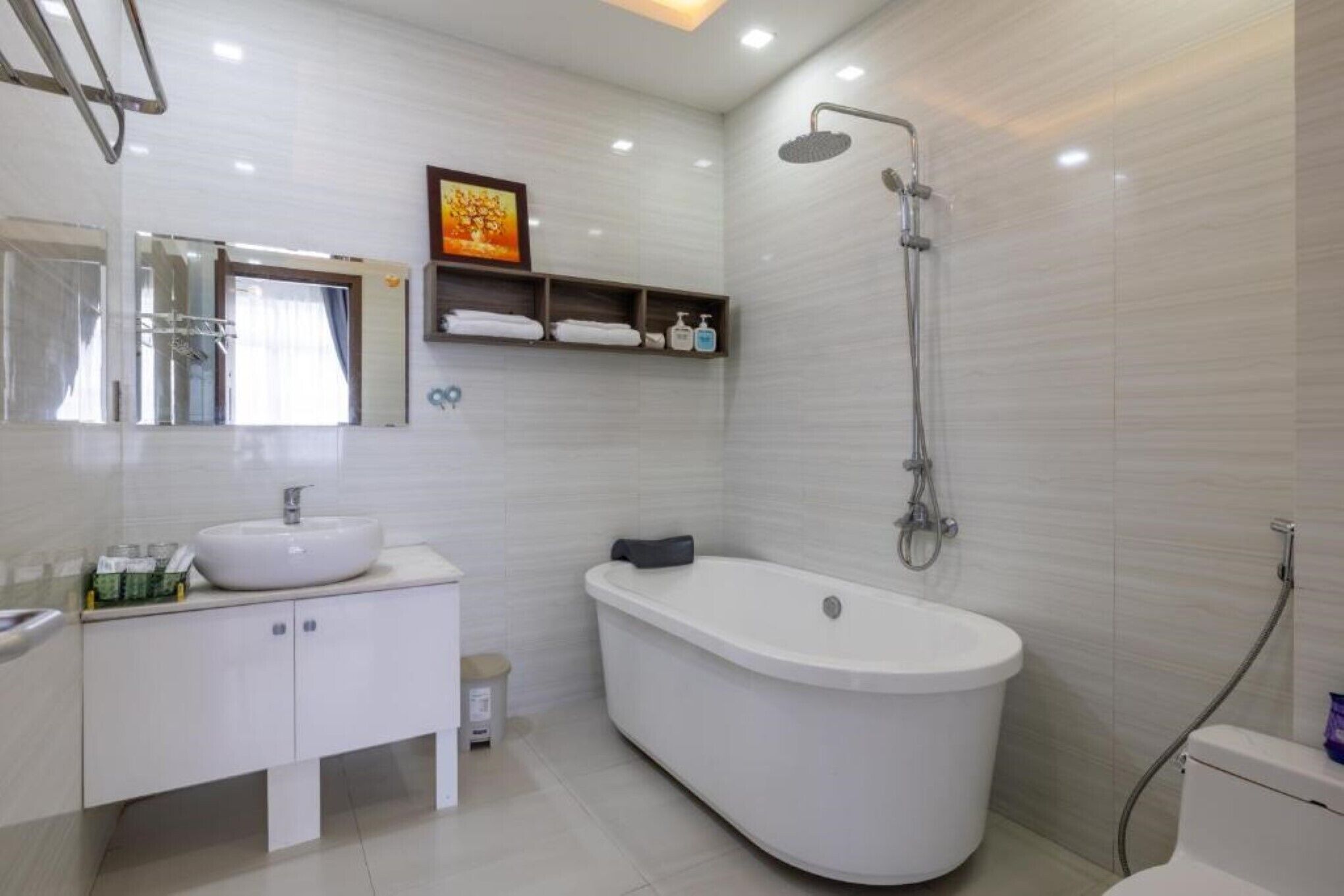 Quadruple Room, Balcony | Bilik Mandi | Pancuran mandi, kelengkapan dandanan diri percuma, pengering rambut 