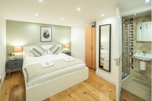2 bedrooms, iron/ironing board, free WiFi, bed sheets - Stylish Camden 2-Bed Next to Camden Station (London)
