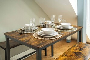 Dining - Stylish Camden 2-Bed Next to Camden Station (London)