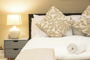 2 bedrooms, iron/ironing board, free WiFi, bed sheets - Stylish Camden 2-Bed Next to Camden Station (London)