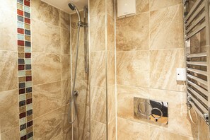 Shower, hair dryer, towels, soap - Stylish Camden 2-Bed Next to Camden Station (London)