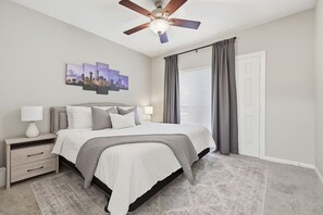 Room - Central Dallas apartment with balcony and pool (Dallas)