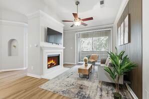 Interior - Central Dallas apartment with balcony and pool (Dallas)