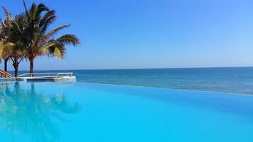 Una piscina al aire libre (de 09:00 a 21:00), tumbonas