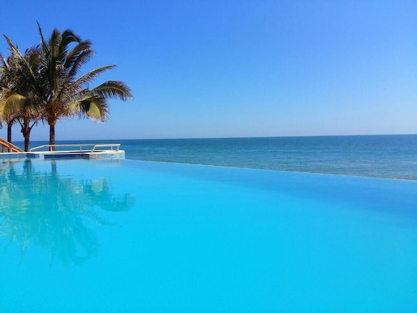 Outdoor pool, open 9:00 AM to 9:00 PM, sun loungers - Punta del Mar (Máncora)