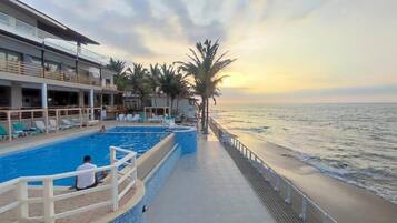 Una piscina al aire libre (de 09:00 a 21:00), tumbonas