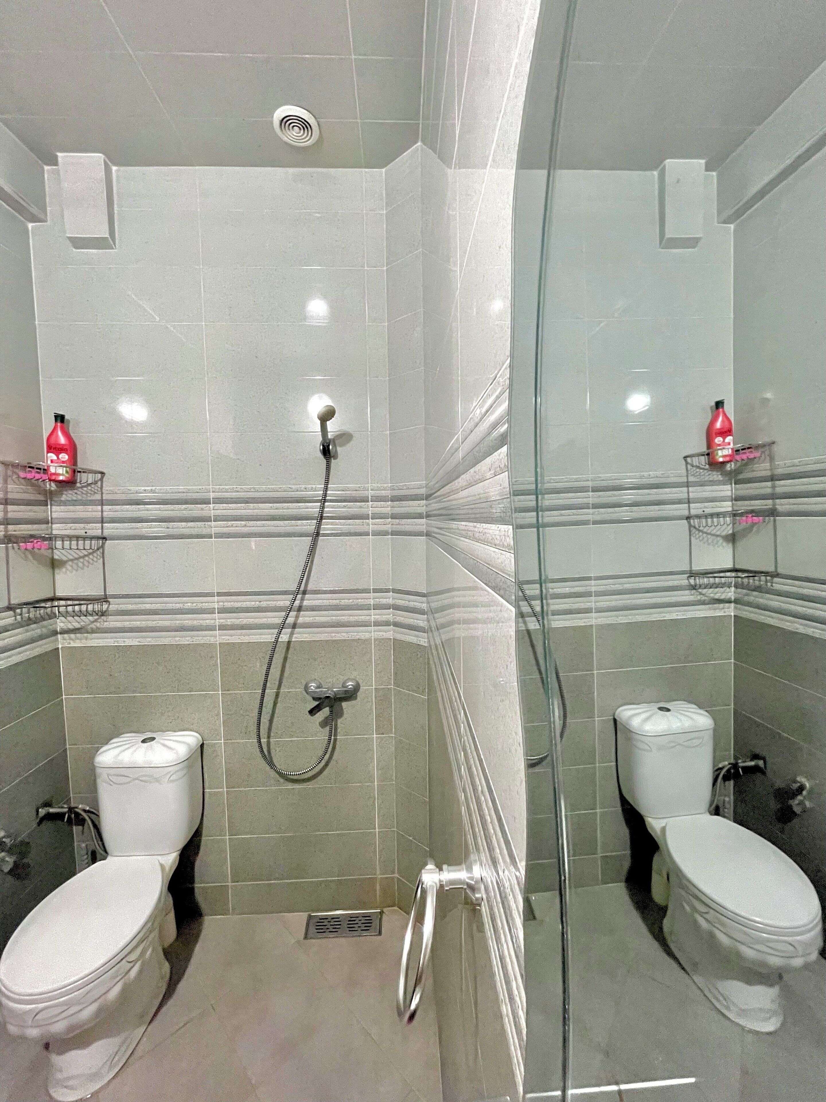 Ducha, secador de pelo, jabón, shampoo