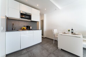 Fridge, microwave, coffee/tea maker, electric kettle - Malagasuite Stella Maris Front beach (Fuengirola)