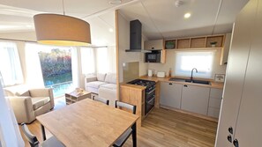 Fridge, microwave, oven, stovetop - MOBIL HOME NEUF CAMPING 5 ETOILES ACCES PRIVE RIVIERE (Grimaud)