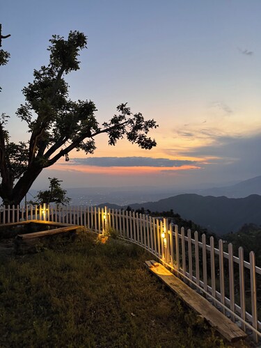  Panoramic views of the Doon Valley and Mussoorie Hills - A Serene Hideaway.