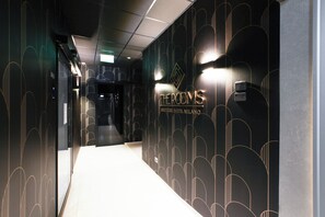 A hallway with a modern design, featuring a sign that reads "THE ROOMS BOUTIQUE HOTEL MILANO". - TheROOMS by TheFLOOR Collection (Milan)