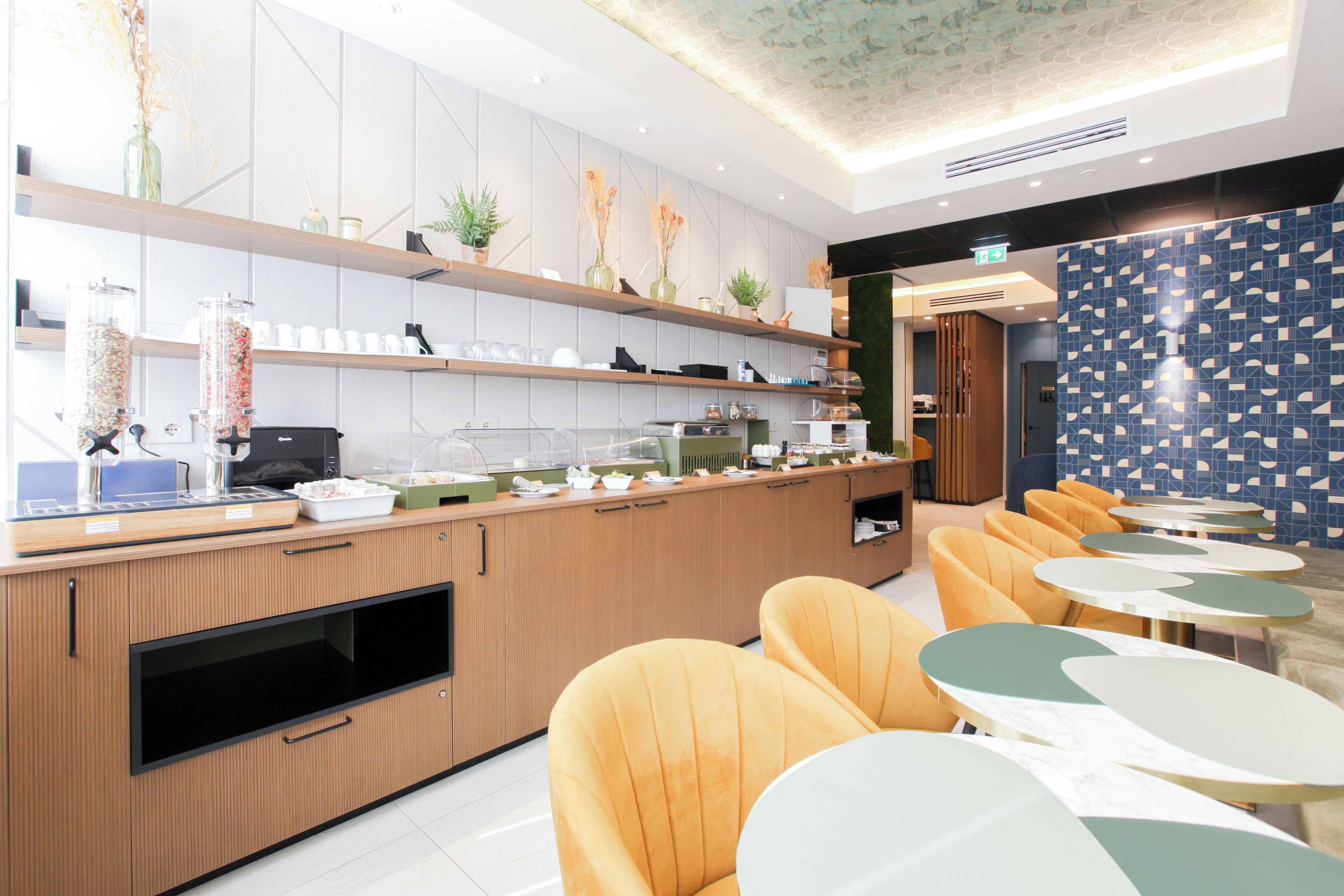 Desayuno buffet diario (EUR 20 por persona)