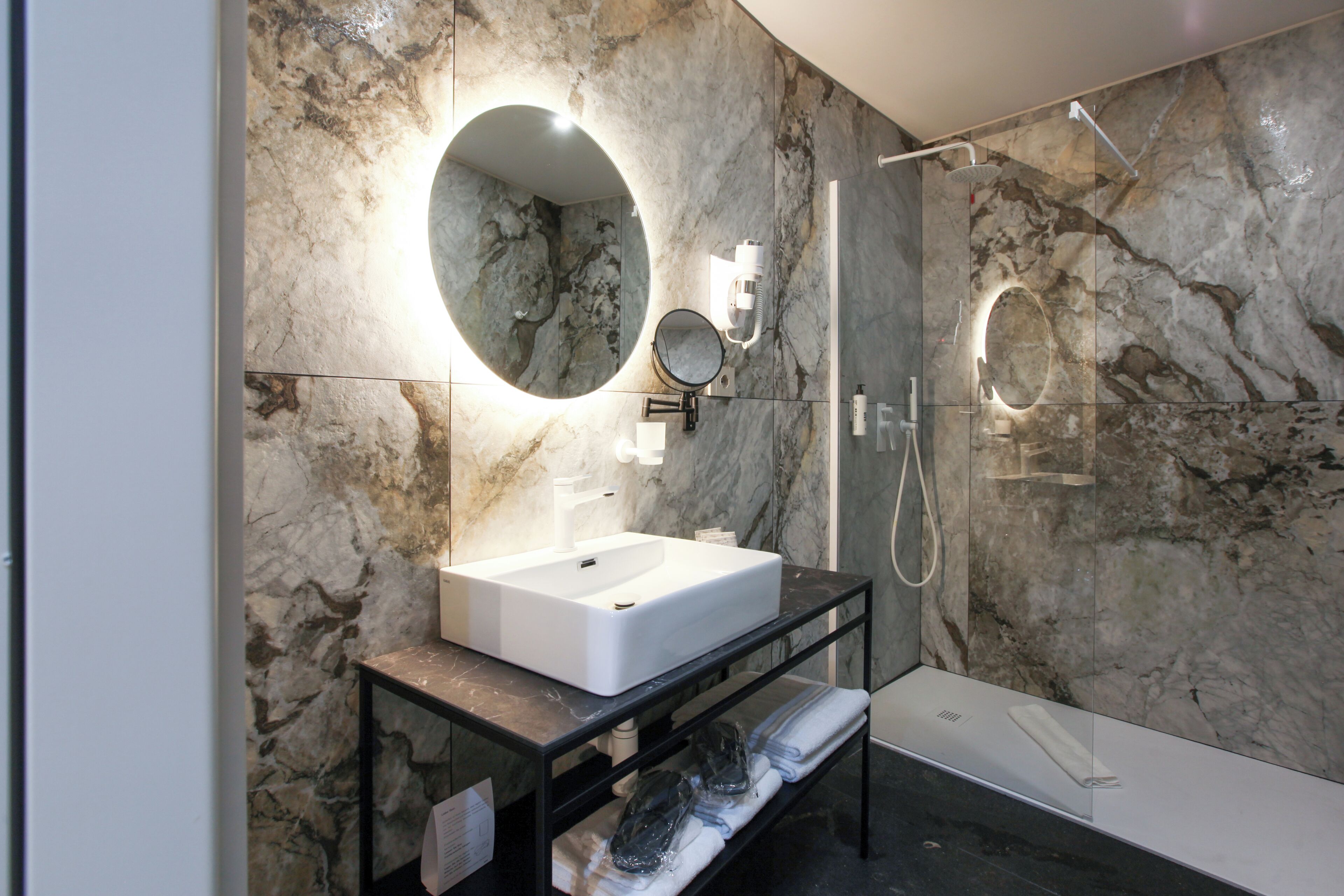Deluxe Double or Twin Room | Bathroom | Shower, hair dryer, slippers, towels