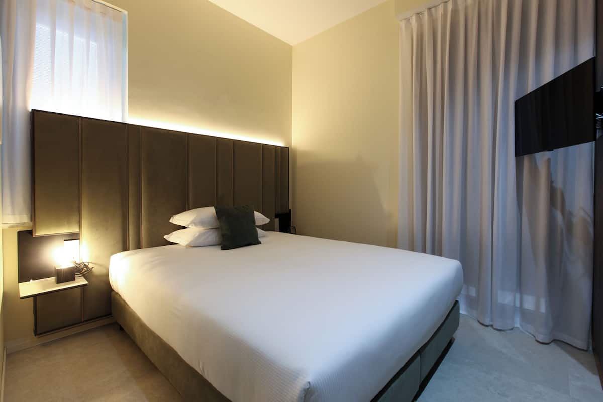 Chambre simple Deluxe, vue sur la cour intĂ©rieure | Coffre-fort, rideaux dâobscurcissement, systĂšme dâinsonorisation