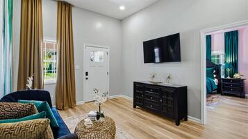 4 bedrooms, iron/ironing board, WiFi, bed sheets