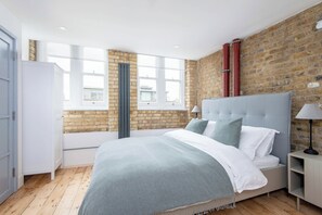 2 bedrooms, desk, iron/ironing board, free WiFi - Luxury 2-Bed Warehouse Loft in Shoreditch | Industrial Chic Meets Modern Comfort (London)