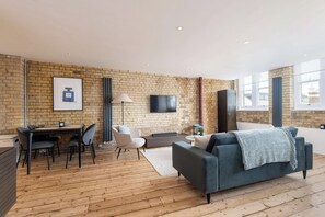 TV - Luxury 2-Bed Warehouse Loft in Shoreditch | Industrial Chic Meets Modern Comfort (London)