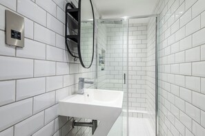 Shower, hair dryer, towels, soap - Luxury 2-Bed Warehouse Loft in Shoreditch | Industrial Chic Meets Modern Comfort (London)