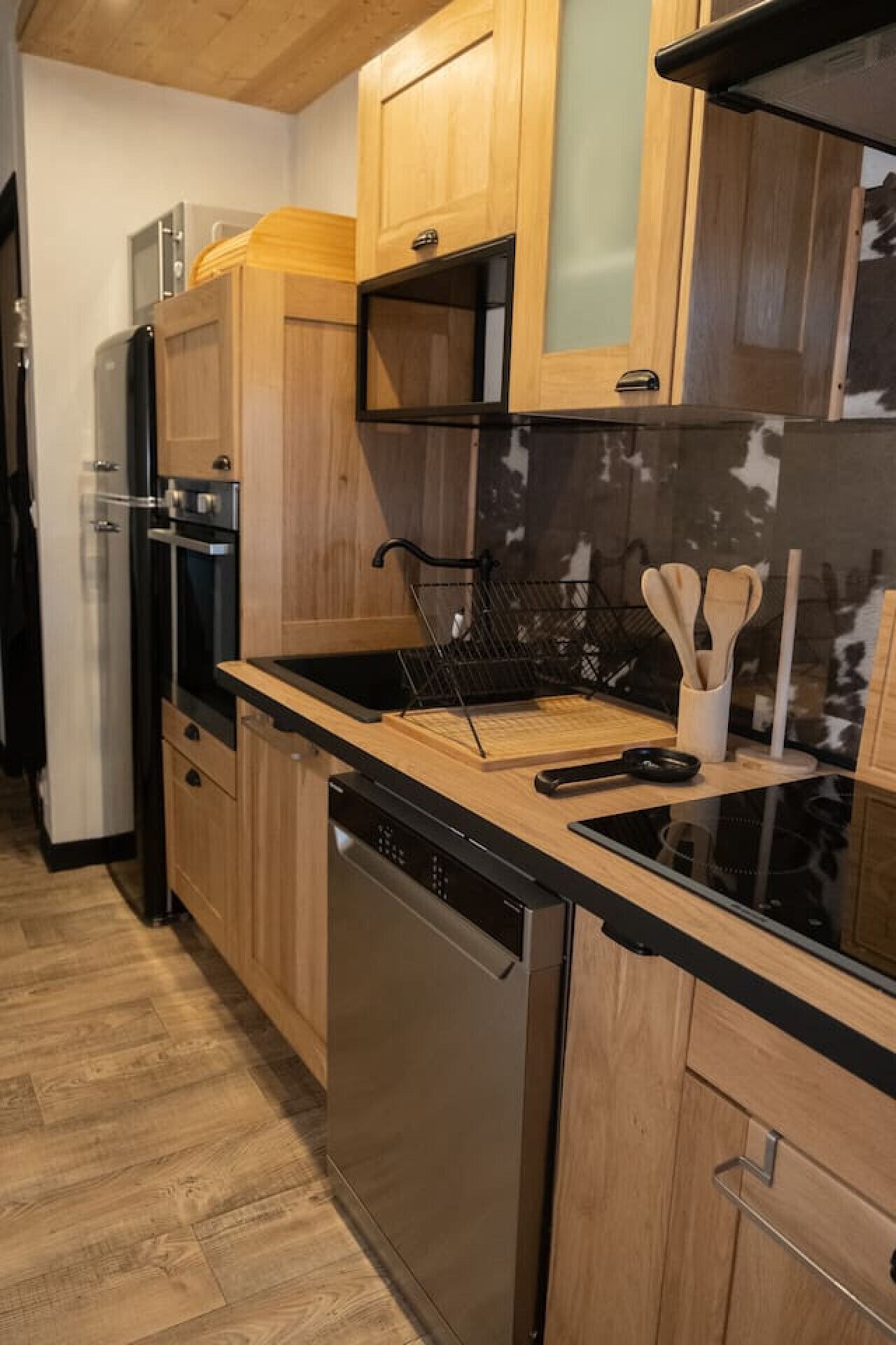 Geladeira, micro-ondas, fogão, cooktop