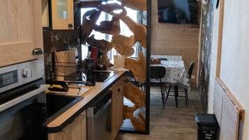 Geladeira, micro-ondas, fogão, cooktop