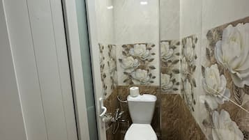 Apartament familiar, vistes a la ciutat | Bany | Sabatilles