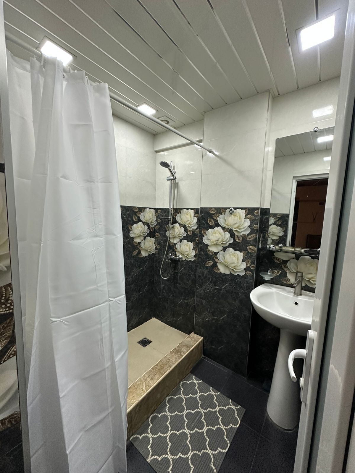 อพาร์ทเมนท์สำหรับครอบครัว, วิวเมือง | ห้องน้ำ | รองเท้าสวมภายในห้อง