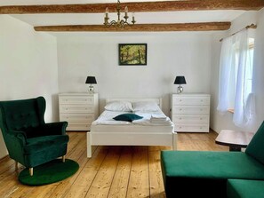 4 bedrooms, iron/ironing board, WiFi, bed sheets