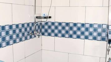 Kahden hengen executive-huone | Kylpyhuone | Suihku, ilmaiset hygieniatuotteet, tohvelit, pyyhkeet