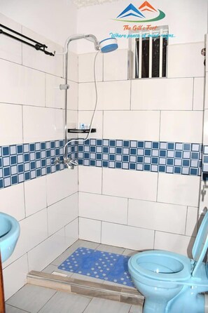 Kahden hengen executive-huone | Kylpyhuone | Suihku, ilmaiset hygieniatuotteet, tohvelit, pyyhkeet