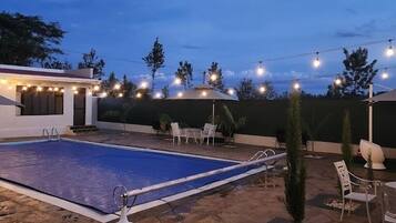 Una piscina al aire libre