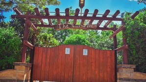 Une porte en bois surmontée d’une enseigne indiquant « The Gills Fort », et un mur de briques de chaque côté.