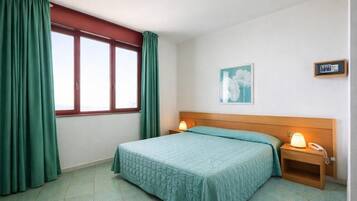 Habitación cuádruple | Caja fuerte, cunas gratuitas, wifi gratis y ropa de cama