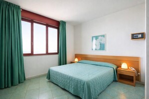 Quadruple Room | In-room safe, free cribs/infant beds, free WiFi, bed sheets - Hotiday Alghero Spiaggia (Alghero)