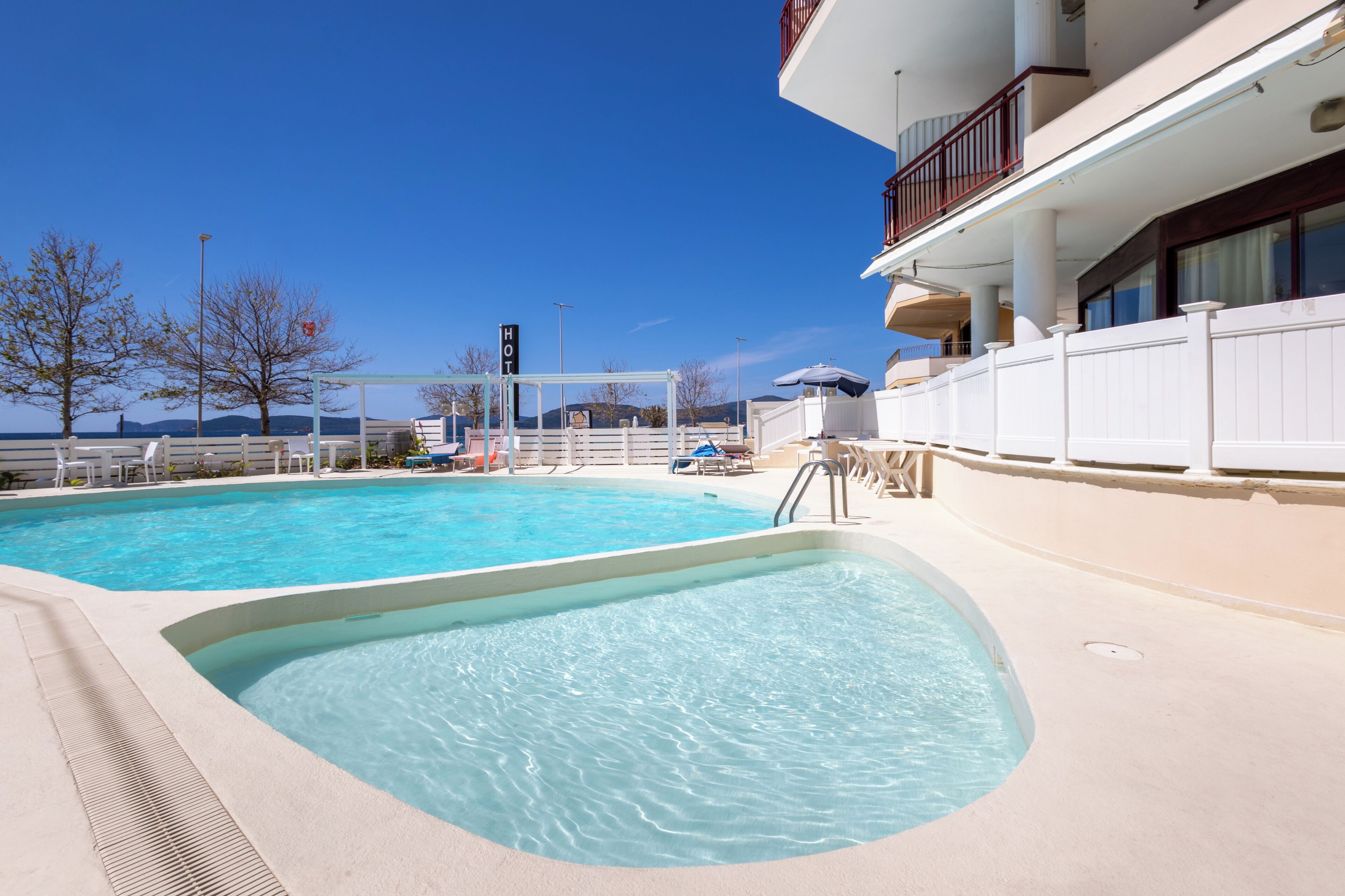 Una piscina al aire libre de temporada