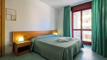 Quadruple Room | In-room safe, free cribs/infant beds, free WiFi, bed sheets