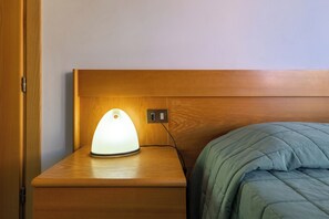 Quadruple Room | In-room safe, free cots/infant beds, free WiFi, bed sheets - Hotiday Alghero Spiaggia (Alghero)