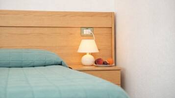 Habitación cuádruple | Caja fuerte, cunas gratuitas, wifi gratis y ropa de cama