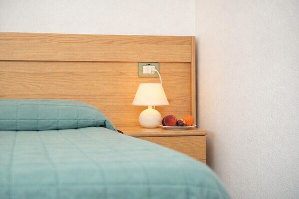 Quadruple Room | In-room safe, free cribs/infant beds, free WiFi, bed sheets - Hotiday Alghero Spiaggia (Alghero)